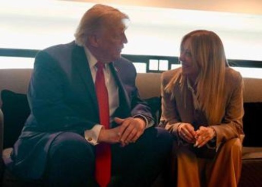 Trump contro Meloni: "Mi ha implorato per una foto". Premier ribatte: "Tutto inventato". E lui attacca su Hormuz