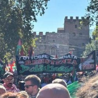 Roma, al corteo per Gaza striscione '7 ottobre giornata Resistenza palestinese' Roma, al corteo per Gaza striscione '7 ottobre giornata Resistenza palestinese'