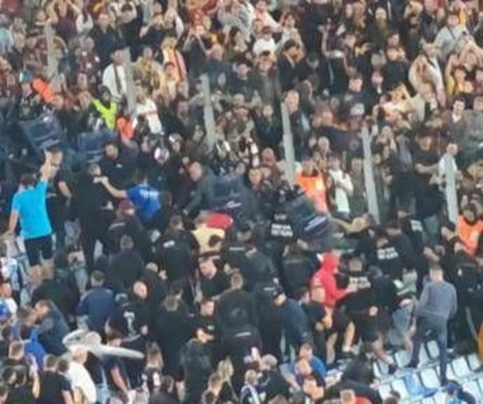 Roma-Slovan Bratislava, scontri tra polizia e tifosi nel settore ospiti Roma-Slovan Bratislava, scontri tra polizia e tifosi nel settore ospiti