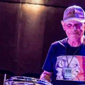 Addio a Gianni Cazzola, il batterista muore a 88 anni mentre suona sul palco Addio a Gianni Cazzola, il batterista muore a 88 anni mentre suona sul palco