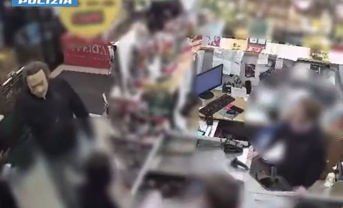 Rapinatore con maschera in silicone incastrato da dipendente, arrestato a Roma