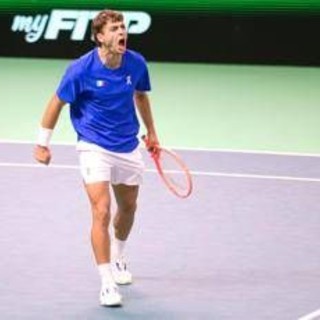 Cobolli e l'emozionante dedica a Bove dopo la vittoria in Coppa Davis - Il video