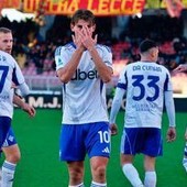 Serie A, vola il Como: 3-0 a Lecce. Il Cagliari rimonta il Torino, sprofondo Fiorentina