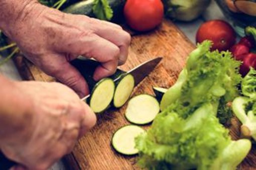 Zucchina "arsenale di antiossidanti", a 50 anni terapia salva cuore a tavola: cosa dice il medico-nutrizionista Zucchina "arsenale di antiossidanti", a 50 anni terapia salva cuore a tavola: cosa dice il medico-nutrizionista