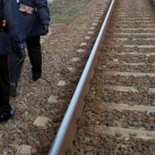 Legnano, si sdraia sui binari: muore investito dal treno