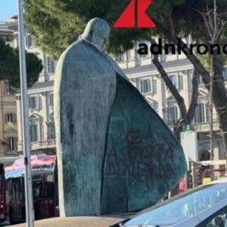Roma, imbrattata la statua di Papa Giovanni Paolo II con falce e martello e la scritta 'fascista' Roma, imbrattata la statua di Papa Giovanni Paolo II con falce e martello e la scritta 'fascista'