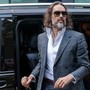 "Spietato e calcolatore con un insaziabile appetito sessuale": le durissime accuse in tribunale a Russell Brand