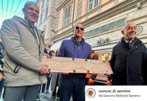 Sanremo, Carlo Conti posa la targa per Olly nella 'Walk of Fame' del Festival Sanremo, Carlo Conti posa la targa per Olly nella 'Walk of Fame' del Festival