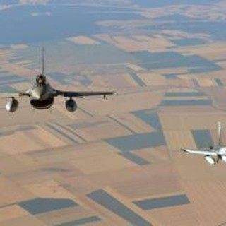 Caccia Nato abbattono drone in Lituania. Trump: "Stop raid su raffinerie, sì di Ucraina e Russia" Caccia Nato abbattono drone in Lituania. Trump: "Stop raid su raffinerie, sì di Ucraina e Russia"
