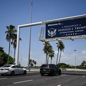 Da ponti e autostrade all'aeroporto di Palm Beach, Trump conquista la toponomastica Usa Da ponti e autostrade all'aeroporto di Palm Beach, Trump conquista la toponomastica Usa