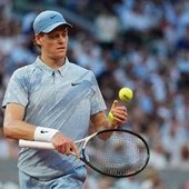 Sinner, il nuovo kit al Roland Garros non convince: "Sembra Cenerentolo" Sinner, il nuovo kit al Roland Garros non convince: "Sembra Cenerentolo"