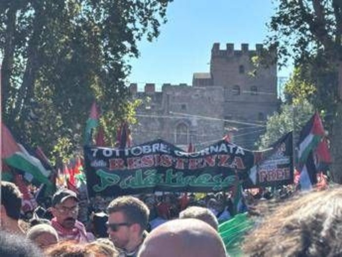 Roma, al corteo per Gaza striscione '7 ottobre giornata Resistenza palestinese' Roma, al corteo per Gaza striscione '7 ottobre giornata Resistenza palestinese'