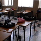 "Dammi le sigarette o sparo", studente punta la pistola contro un professore