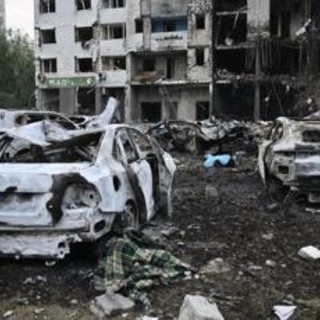 Ucraina, missili della Russia su Kiev nella notte: 9 morti