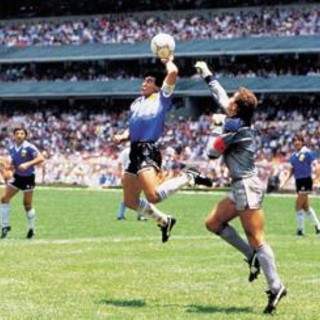 Maradona e il pallone de 'la mano de Dios', il cimelio venduto per 2,5 milioni
