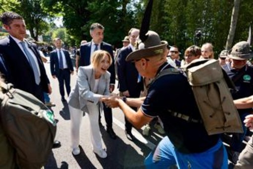 Italia-Usa, governo 'smorza' polemica con Trump. Meloni dagli Alpini: "Un po' di sano orgoglio nazionale"