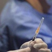 Covid, via libera a emendamento su reintegro sanitari no vax: è scontro