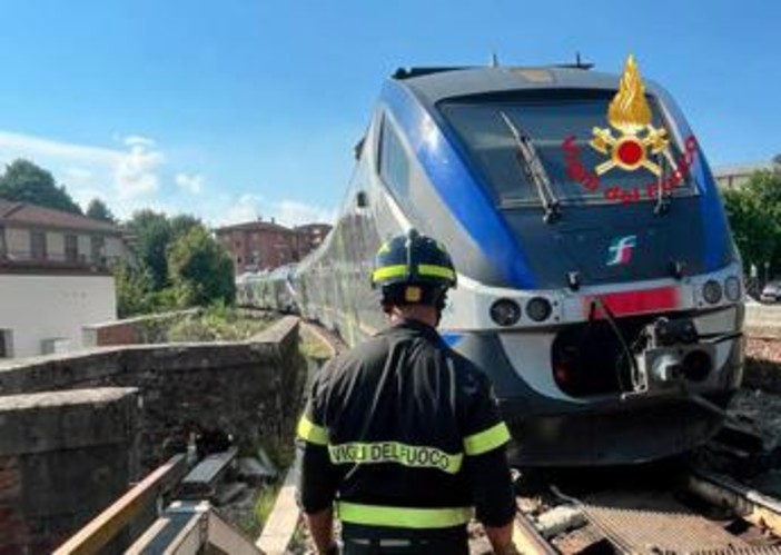 Treno regionale esce dai binari nel Fiorentino, evacuati i passeggeri: nessun ferito Treno regionale esce dai binari nel Fiorentino, evacuati i passeggeri: nessun ferito