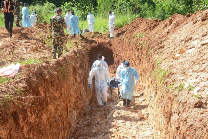 In Nepal si aggrava il bilancio delle vittime, oltre 1000 i morti
