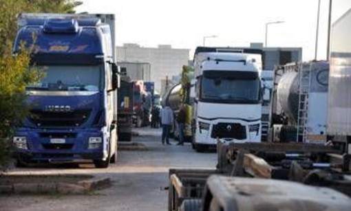 Protesta autotrasportatori, blocchi sospesi in Calabria e Sicilia: oggi il decreto del governo Protesta autotrasportatori, blocchi sospesi in Calabria e Sicilia: oggi il decreto del governo