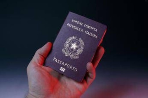 Passaporto italiano, da oggi cambia importo e metodo di pagamento: come funziona