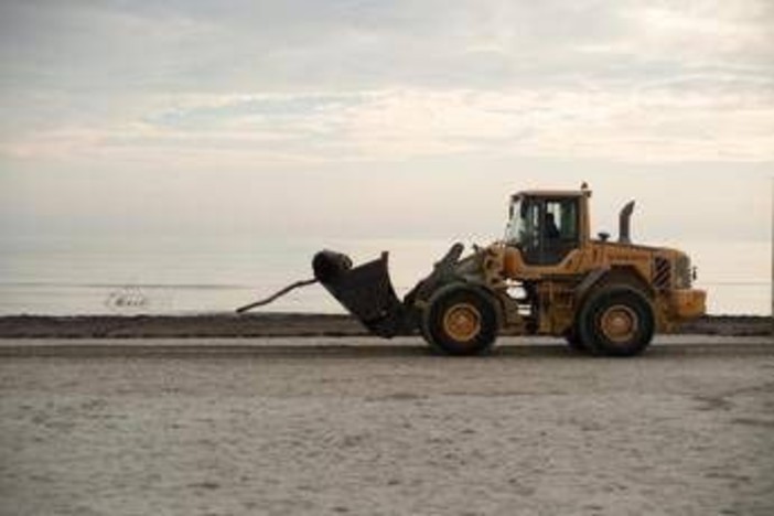 Donna travolta da ruspa in spiaggia a Cervia, arrestato l'investitore