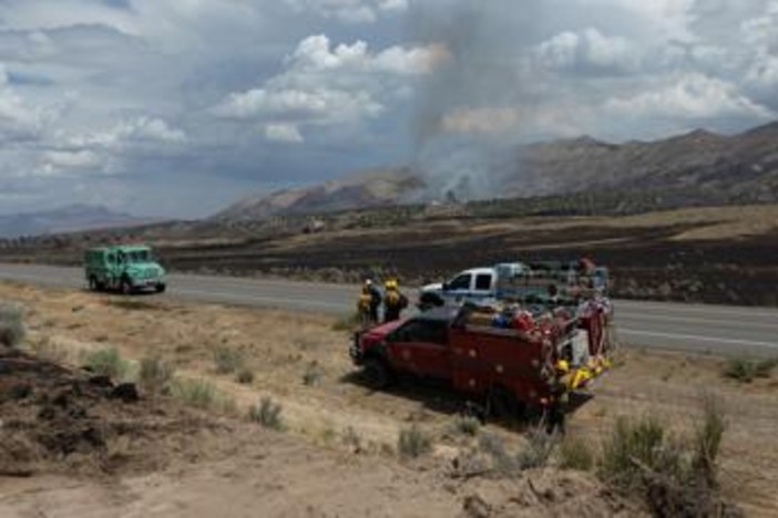 Maxi incendio minaccia la città di Reno, in Nevada: quasi 90mila evacuati. I testimoni: "Siamo spaventati a morte"
