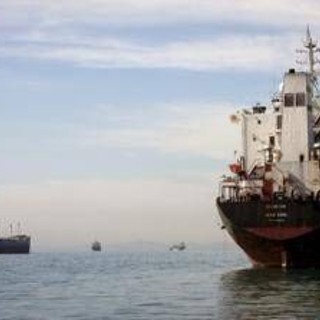 Iran minaccia chiusura stretto di Hormuz, a rischio il 25% del petrolio mondiale