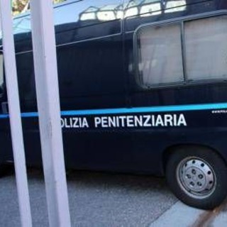 Rivolta nel carcere di Rieti, sala ricreativa in fiamme: 6 agenti penitenziari in ospedale