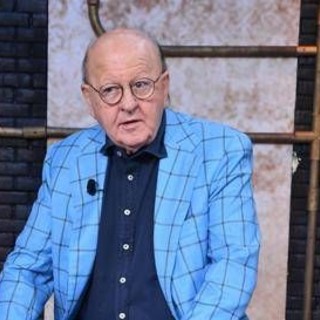 Olimpiadi Milano-Cortina, Boldi cancellato dalla lista dei tedofori: "Incompatibile con i Giochi"