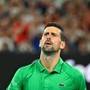Djokovic si prende un warning e litiga con l'arbitro: "Stavo cercando il mio cappello"