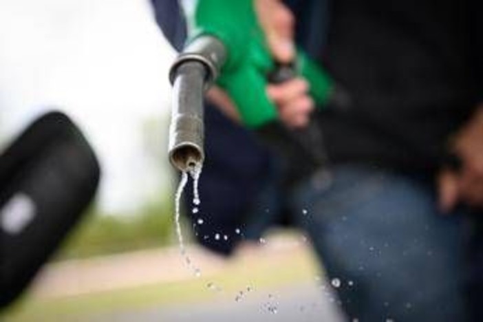 Carburanti, salgono i prezzi di benzina e gasolio. Schizzano quotazioni Carburanti, salgono i prezzi di benzina e gasolio. Schizzano quotazioni
