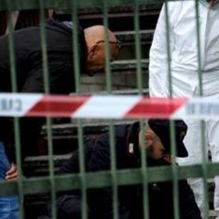 Trovato morto con ferite alla testa nell'androne di un palazzo, indagini a Napoli Trovato morto con ferite alla testa nell'androne di un palazzo, indagini a Napoli