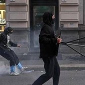 Corteo a Milano, il 'kit del manifestante' sui social: chat criptate e consigli anti-lacrimogeni Corteo a Milano, il 'kit del manifestante' sui social: chat criptate e consigli anti-lacrimogeni