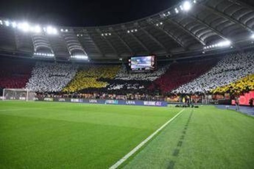 Roma, coreografia contro Bologna. Ironia social: "Sembra un gatto" Roma, coreografia contro Bologna. Ironia social: "Sembra un gatto"