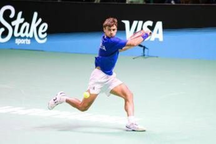 United Cup, Italia-Svizzera 1-1: Paolini ko, poi super Cobolli batte Wawrinka. Decide il doppio misto United Cup, Italia-Svizzera 1-1: Paolini ko, poi super Cobolli batte Wawrinka. Decide il doppio misto