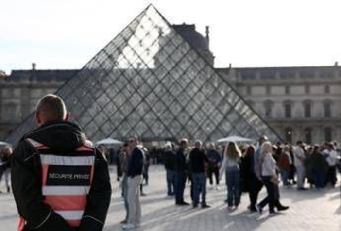 Furto al Louvre, procura Parigi annuncia 5 nuovi arresti Furto al Louvre, procura Parigi annuncia 5 nuovi arresti