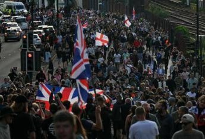 "Non respiro", polizia non crede a 18enne accoltellato a morte: caso scuote la politica, proteste in Gb