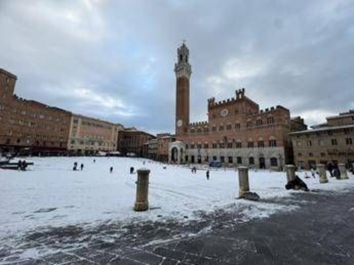 Straordinaria nevicata a Siena, la città del Palio si sveglia imbiancata Straordinaria nevicata a Siena, la città del Palio si sveglia imbiancata