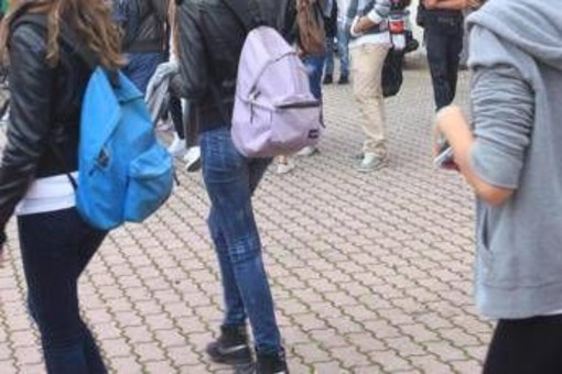 "Ci sarà una sparatoria con 89 vittime": allarme strage al liceo Amaldi a Tor Bella Monaca, decisive le segnalazioni di uno studente e di una mamma "Ci sarà una sparatoria con 89 vittime": allarme strage al liceo Amaldi a Tor Bella Monaca, decisive le segnalazioni di uno studente e di una mamma