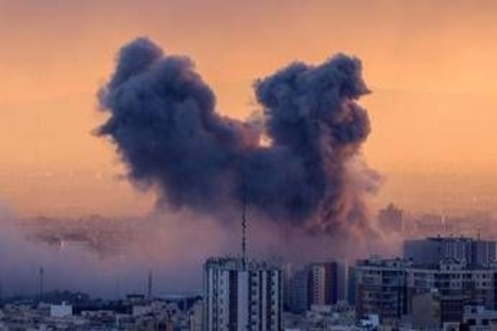 Iran, nuova ondata di attacchi contro Teheran. Israele: "Operazione durerà almeno un'altra settimana o due" Iran, nuova ondata di attacchi contro Teheran. Israele: "Operazione durerà almeno un'altra settimana o due"