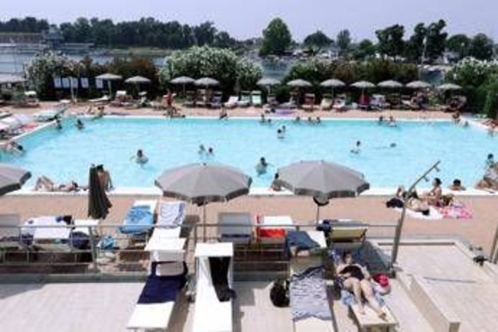 Infezioni in piscina, medici anti-bufale: &quot;I rischi sono tanti, il cloro non uccide tutti i germi&quot;