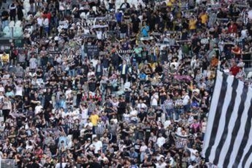 Juve-Atalanta, curva bianconera non rispetta minuto di silenzio per Mazzola e volta le spalle al campo