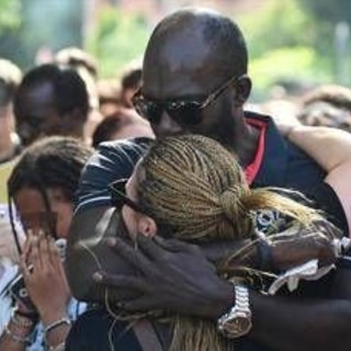 Fallou Sall ucciso per aver difeso un amico, 11 anni a imputato 16enne. Il padre: "Una vergogna"