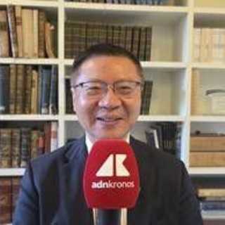 Zhang Weiwei sorride e affonda l’Europa: “Leadership debole, dipendenza dagli Usa e paura irrazionale della Russia”