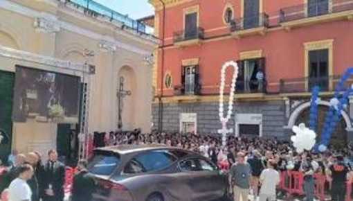 Martina Cabonaro, i funerali ad Afragola tra grida &quot;giustizia&quot; e insulti all'ex