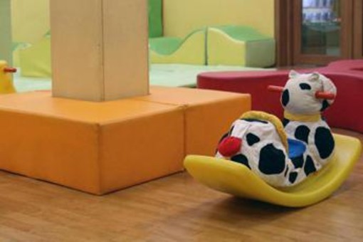 Ancona, bimbi picchiati e chiusi in bagno al buio: arrestate due educatrici in scuola infanzia Ancona, bimbi picchiati e chiusi in bagno al buio: arrestate due educatrici in scuola infanzia