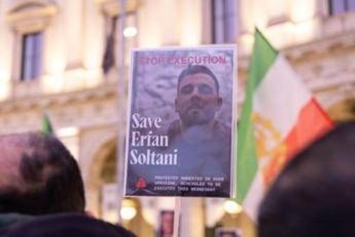 Iran, il legale di Erfan Soltani: "E' stato rilasciato su cauzione"