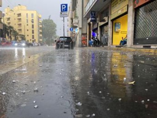 Tregua dal caldo record, inizia il maltempo estremo con temporali e grandine: come cambia il meteo Tregua dal caldo record, inizia il maltempo estremo con temporali e grandine: come cambia il meteo