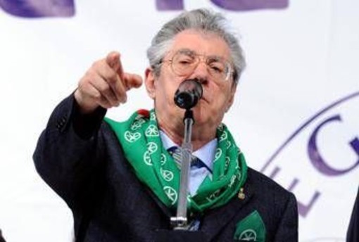 "Per fortuna Umberto Bossi è morto": è bufera sul consigliere Pd di Reggio Emilia